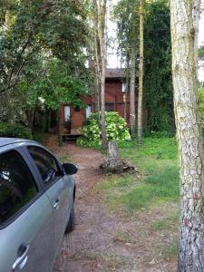 un coche aparcado frente a una casa en La Camila en Mar de las Pampas