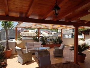 patio z krzesłami i stołem na dachu w obiekcie B&B e Casa Vacanza al Castello w mieście Roccella Ionica