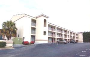 マディソンにあるDeerfield Inn & Suitesの駐車場付きの白い大きな建物
