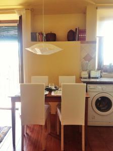 ペララーダにあるApartamento La Costaのキッチン(白い椅子とテーブル、洗濯機付)