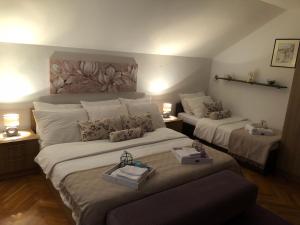 1 dormitorio con 2 camas y 2 mesas. en Apartment Satori, en Korenica