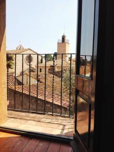 una puerta abierta a un balcón con vistas en Apartamento La Costa, en Peralada