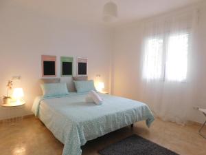 デニアにあるLa Vela Polideportivo-Turistikaのベッドルーム1室(青い毛布、窓付)