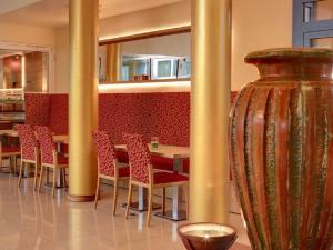 Restoran või mõni muu söögikoht majutusasutuses Kurhotel Pyramide Bad Windsheim