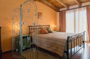 een slaapkamer met een bed met een metalen baldakijn bij Elois Suites in Rethimnon