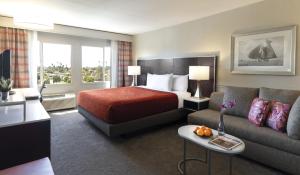 Habitación de hotel con cama y sofá en ALO Hotel by Ayres, en Anaheim