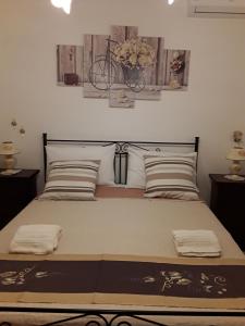 1 dormitorio con 1 cama con una bicicleta en la pared en Giardini di Lanzo, en Martina Franca