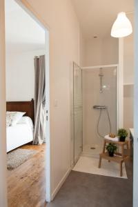 Le Loroux-BottereauにあるIl Etait Une Fois Chez Moi - La Maison De Tante Marieのバスルーム(シャワー付)、ベッドルーム(ベッド1台付)が備わります。