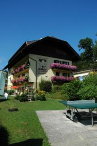 a building with a picnic table in front of it at Appartement - Ferienwohnungen - Gästehaus Gabriele in Drobollach am Faaker See