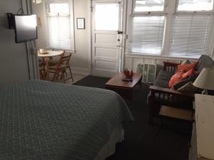 Ein Sitzbereich in der Unterkunft Catalina Island Seacrest Inn