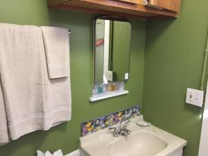 Ein Badezimmer in der Unterkunft Catalina Island Seacrest Inn