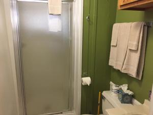 Ein Badezimmer in der Unterkunft Catalina Island Seacrest Inn