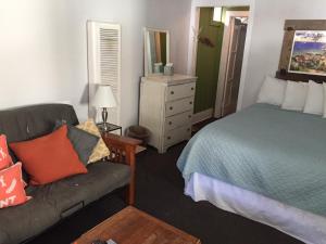 Ein Bett oder Betten in einem Zimmer der Unterkunft Catalina Island Seacrest Inn