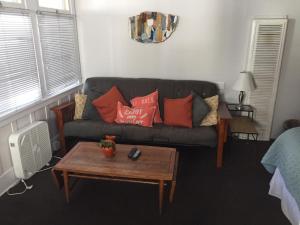 Ein Sitzbereich in der Unterkunft Catalina Island Seacrest Inn