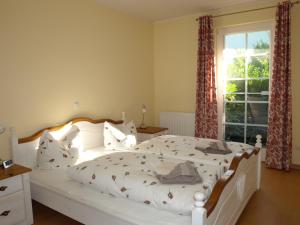 1 cama blanca en un dormitorio con ventana en Ferienwohnung Fischerkoje en Wustrow