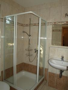 ein Bad mit einer Dusche und einem Waschbecken in der Unterkunft Ferienwohnung Fischerkoje in Wustrow