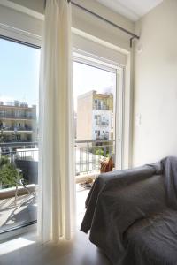 una camera da letto con finestra e vista su un balcone di Christini Apartment a Chania