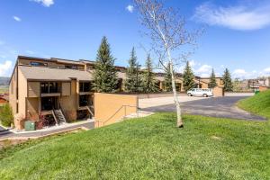 un edificio con un coche aparcado delante en La Casa, en Steamboat Springs 7 fotos más