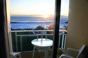 巴耶格兰雷伊多明戈之家酒店的阳台享有海景,配有桌椅。