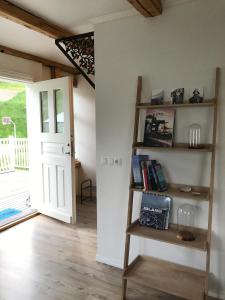 Zimmer mit Bücherregal und Tür in der Unterkunft Old Town Luxury Apartment Akureyri in Akureyri
