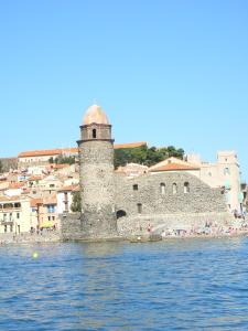 a castle on the water in front of a city at Appartement Centre Collioure Patio Wifi Clim in Collioure