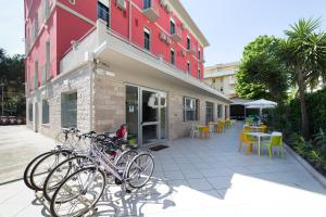 um grupo de bicicletas estacionadas fora de um edifício em Bel Soggiorno em Rimini