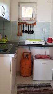 eine Küche mit einer Theke mit einem Herd und einer Spüle in der Unterkunft Holiday Home Cakic in Novi Travnik