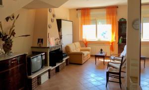 uma sala de estar com uma televisão e um sofá em VillaAnna Panoramico em San Valentino in Abruzzo Citeriore