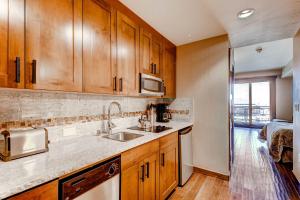 A kitchen or kitchenette at Trailhead Lodge