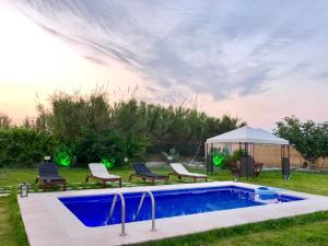 Bazén v ubytování Summer Breeze Villa nebo v jeho okolí