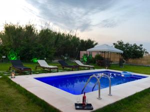 Bazén v ubytování Summer Breeze Villa nebo v jeho okolí