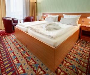 Ένα ή περισσότερα κρεβάτια σε δωμάτιο στο Kurhotel Pyramide Bad Windsheim