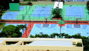 una vista aérea de una pista de tenis con pistas de tenis en Playa Almendro Resort, en Tonsupa