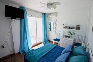 トレビエハにあるCasa Turquesaのベッドルーム(青いベッド1台、大きな窓付)