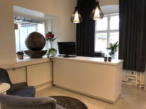 ein Büro mit einer Rezeption mit Stühlen und Fenstern in der Unterkunft Waterside Mariestad in Mariestad