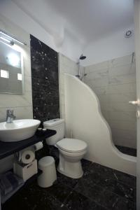 Amarain Mykonos tesisinde bir banyo