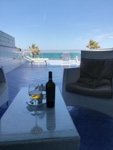 Eine Flasche Wein und ein Glas auf einem Tisch in der Unterkunft Residence Acqua di Mare in Termoli