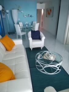 ein Wohnzimmer mit einer weißen Couch und einem Glastisch in der Unterkunft Residence Acqua di Mare in Termoli + 18 Fotos