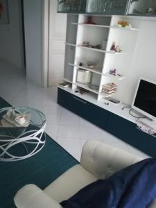 ein Wohnzimmer mit einem Glastisch und einer Couch in der Unterkunft Residence Acqua di Mare in Termoli