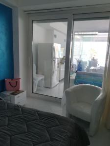 ein Schlafzimmer mit einem Bett, einem Stuhl und einem Spiegel in der Unterkunft Residence Acqua di Mare in Termoli