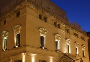 um prédio com luzes na lateral em Apollo Suites em Lecce
