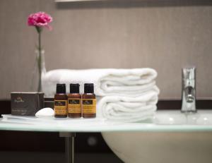 two bottles of essential oils on a table in a bathroom at Hôtel Semiramis City Center in Nouakchott