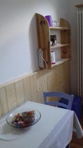un tavolo con una ciotola di cibo su un tavolo di B&B Artemia a Trento