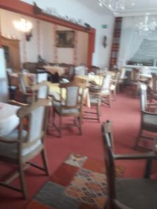 ein Esszimmer mit Tischen und Stühlen in einem Restaurant in der Unterkunft Haus Helene in Einruhr