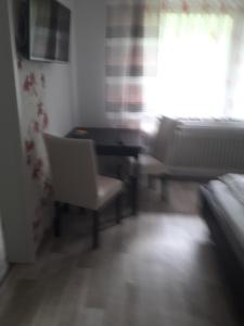 Zimmer mit einem Schreibtisch, 2 Stühlen und einem Fenster in der Unterkunft Haus Helene in Einruhr