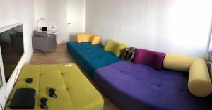 sala de estar con sofá grande y sillas en Apartment Central Würzburg en Würzburg