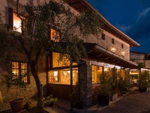 un edificio con piante di fronte ad esso di notte di Agriturismo I Comelli a Nimis