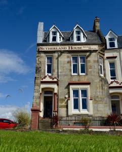 un edificio con un cartello sulla facciata di Sutherland House a Oban Altre 37 foto