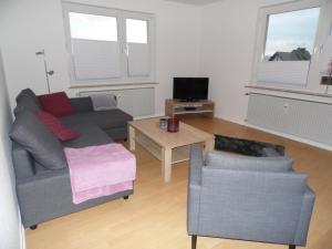 a living room with a couch and a table and two chairs at Kellermanns Urlaubsdomizil in Einbeck