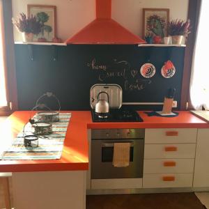 een kleine keuken met een fornuis en een aanrecht bij La Casa Del Pittore in Venetië +18 foto's
